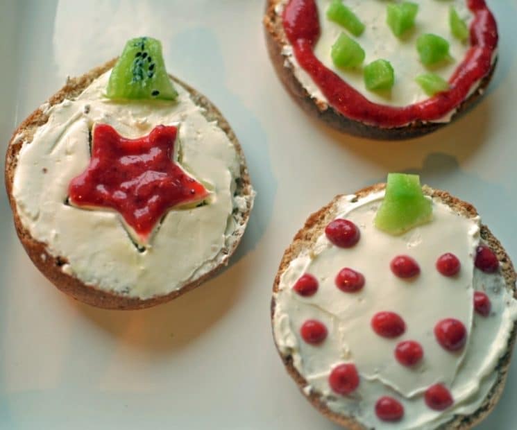 Christmas Breakfast Bagels. Here's a holiday breakfast AND activity all in one!